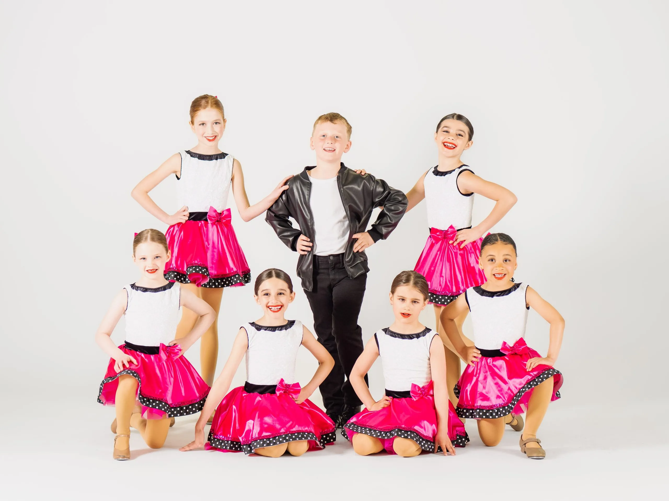 Les gens à Ottawa dansent ensemble, souriants et énergiques.